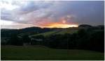 Wie ein Feuer leuchtet die untergehende Sonne ber den Hgeln von Glenfarg. (04.08.2008)