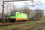 Die mit der laubfroschgrünen Folierung von FLIXTRAIN versehene Hectorrail 242.531 fährt Lz aus Flensburg kommend in den Grenzbahnhof Pattburg ein, um einen Hectorrail-Güterzug nach Süden zu übernehmen, 08.04.2025