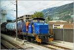 In Visp rangiert die Lonza Diesellok Em 837 853 (98 85 5837 853-1 CH ARXA). Das Bild wurde aus dem Zug aufgenommen, somit waren Spiegelungen unvermeidlich. 12. September 2024 
