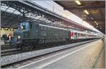 Seit vielen Jahren besitzt die SBB einen  Schulzug  welcher an verschiedenen Bahnhöfen Station macht und von Schulklassen besucht werde kann, wo sie dann über Bahnthemen informiert werden. 
Der im Laufe der Jahre wechselnde Wagenpark wird in der Regel von einer  historischen  Lok von Ort zu Ort befördert. 

An diesem Herbstabend Mitte Oktober fiel diese Aufgabe der SBB Historique Ae 4/7 10976 zu, die ich in Lausanne gerade noch unmittelbar vor der Abfahrt mit meinem Handy festhalten konnte.

9. Oktober 2025