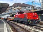 Die  SBB Aem 940 025 (Aem 91 85 4 940 025-0 CH-SBB I) wartet mit dem mächtigen Rhomberg Sersa KRC 1200 Kranwagen (CH RSRM99 85 9219 102-2) und zwei Begleitwagen (33 85 4505 172-8 TEN-CH WASCO Sgmmns und 33 85 4505 173-6 TEN CH-WASCO Sgmmns) in Lausanne auf die Weiterfahrt. 

24. April 2025