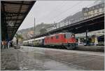Der Grund der Fahrt nach Montreux an diesem doch sichtlich strak verregneten Tag: Der ZRT-Extrazug Frauenfeld - Montreux / Aigle. Erst wollte ich den Zug auf der  Train des Vigens Strecken fotografieren, die immer wieder konsultierende Wetterprognose riet mir aber dann doch den Plan B umzusetzen; dies war auch gut so, denn das Licht hätte im Lavaux wohl kaum gereicht und eine verregnete Landschaft hätte wohl auch kaum ein attraktives Bild geboten. Spannend war, mit welcher Lok der Zug kommt, denn auf den letzten paar Kilometer (Chexbres - Villeneuve) ist die ETCS Zugsicherung verbaut - Das Bild zeigt den Zug bei der Ankunft in Montreux. Alternativ zum Weihnachtmarkt von Montreux, konnten die Reisenden bis Aigle weiterfahren und dort einen gemütlichen Nachmittag verbringen. Der Zug bestand aus der SBB Re 4/4 II 11159, dem  Le Salon Bleu  Halb-Speisewagen ARmz 61 85 88-90 200-6 CH-IRSI und dem  Le Diamant Bar  Speisewagen WRm 61 85 88-94 003-0 CH IRSI.

7. Dezember 2024