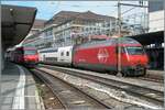 Durch den recht dominanten Einsatz der SBB RABe 502 Twidexx Triebzüge ist es vermehrt schwieriger ein Bild mit gleich zwei SBB Re 460 Loks zu bekommen. Hier hatte ich Glück, der IR 15 (rechts im Bild) wurde mit einer Re 460 geführt; während die IR 90 / 95 (links im Bild) von Genève ins Wallis noch fest in den  Händen  der Re 460 sind. 

9. Mai 2025