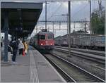Die SBB Re 6/6 11667 (Re 620 067-9)  Bodio  fährt mit einem Güterzug durch den Bahnhof von Wohlen. 

6. Dez. 2024