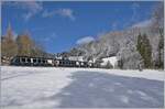 Kurz darauf zeigt sich der MOB GoldenPass Express von Interlaken Ost nach Montreux in deisr herrlichen Winterlandschaft bei Les Avants. 

3. Jan. 2025