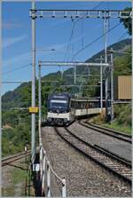 Der MOB Serie 9000 ABe 4/4 9302  Alpina  erreicht mit seinem Regionalzug von Zweisimmen nach Montreux den Bahnhof von Chamby . 

14. Sept. 2025