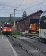 Während in morgengrauen im linken Bildteil die MOB HGem 2/2 2501 (ex MVR) rangiert, sind in Dépôt die beiden CEV He 2/2  Nr. 1 und 2 zu erkennen.
Die Aufnahme entstand in Blonay.
23. April 2025
