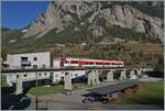 Der TMR / Region Alps NINA RABe 525 041 ist bei Sembrancher auf dem Weg von Le Châble nach Martigny und fährt über die 370 Meter lange Sembrancher Brücke. Die Stammstrecke der M-O führt nach Orsière, da beim Bau das Fern ...