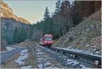 Der TMR BDeh 4/8 21 ist als R18946 von (Martigny) - Vernayaz MC nach Vallorcine unterwegs und konnte nach dem Verlassen der Schweiz im schattigen Tal kurz vor Vallorcine fotografiert werden. 

26. Dez. 2025 