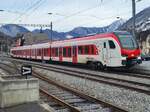 Im Wallis in einem versteckten Tal, nahe der Grenze zu Italien, habe ich einen neuen FLIRT der auf den Name EVO hört entdeckt: in Orsières wartet der RABe 533 701 als R82 auf die Abfahrt nach Sembrancher. Es handelt sich um einen der ersten ...
