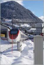 Ein SBB Giruno RABe 501 ist im verschneiten Airolo auf dem Weg in den Süden. Normalerweise nutzen die Fernverkehrszüge den Gotthard Basis Tunnel, dieser war jedoch in dieser reiseschwachen Zeit in der zweiten Januar Hälfte infolge von periodischen Unterhaltsarbeiten nur beschränkt befahrbar. 

21. Jan. 2025