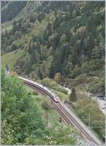 Zwei SBB RABe 503  Giruno  auf der Fahrt in Richtung Süden bei Wassen auf der untersten Stufe. In der Folge führt das Trasse der Gotthardbahn durch Kehrtunnels und verhilft der Bahn die nötige Höhe zu gewinnen. 
Damals war die Fahrt durch den Bassistunnel unterbrochen und die Züge mussten über die  Berg -Strecke umgeleitet werden.

19. Okt. 2023
