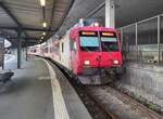 Der weiterhin in Travys Farbgebung gehalten SBB DOMINO RBDe 560 384 mit B und ABt wartet in Lausanne als S41 24517 auf die Abfahrt nach Vauderens.
Das eher unbekannte Vauderens ist heute infolge Bauarbeiten Endstation, wer weiter fahren möchte muss dort in einen Bus umsteigen.
Zum Fahrplanwechsel wurden die  S- -Bahnen die nur in der französischen Schweiz verkehrten zu Regionalzügen umbezeichnet, nun verkehrt mit diesem auf den Streckenabschnitt Lausanne - Vauderens eingeschränkten Zug wieder eine S-Bahn in der Französisch sprechenden Schweiz... 

7. Juni 2025