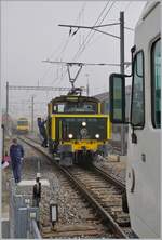 Im Rahmen der offenen Tür des Modellbahnclubs Balsthal zeigt sich die herrlich restaurierte SNCF C 20155 UIC N° 97 85 1 932-0 (ex SBB Ee 3/3 II 1615, ex SNCF C 20155) und bietet zwischen Balsthal und Klus Führerstandsmitfahrten an. 
Das Bild zeigt die Lok bei der Weiche 12, wo sie auf die Abfahrt des planmässigen Zuges nach Oensingen wartet, damit sie zum Bahnsteig fahren kann. 

8.November 2025