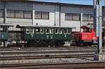 150 Jahre Emmentalbahn.

Tem 225 041 der BLS Stiftung rangiert die Wagen des Schnaaggi Schaaggi im Bahnhof Burgdorf. Im Bild ist C 22 der Zrcher Museumsbahn. Mai 2025.

Der Wagen C 22 gehrt zur Originalausstattung der Sihlthalbahn aus dem Jahr 1892. Der von der SIG gebaute Wagen wurde 1950 von der Orbe-Chavornay bernommen und berstand dann die Zeit ab 1986 beim Rive-Bleu-Express am Genfersee. 2004 kam der Wagen in seine Heimat zurck, wo er nach einem Unfall 2016 mittlerweile tadellos aufgearbeitet wurde. Ein echtes Bijou und einer der wenigen Wagen aus dem 19. Jahrhundert, die jeden historischen Personenzug edeln. Logisch, dass der 123-Jhrige zum 150. Geburtstag der Emmentalbahn geladen war... ;-)