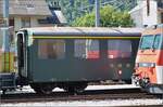 Ein Mitteleinstiegswagenn der Brnigbahn A 181 wird im Bahnhof Meiringen rangiert. Ob da eine historische Fahrt mit HGe 4/4 1992 ansteht? August 2025.