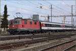 Re 4/4 II 11153 mit UIC X-Wagen in Pratteln. Februar 2024.
