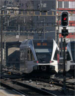 Auf Motivsuche mit Olli in Schaffhausen - 

Scheinbar nach vorne breiter wird RABe 526 794-3 bei der Ausfahrt als S1 in Richtung Stein am Rhein. Durch die Bogenfahrt sieht man auch der rechten Seite schon einen Teil des vorderen Wagens, der diese Wirkung verursacht.

09.03.2025

