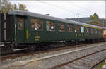 Umbauwagen AB4 312 im Bahnhof Travers. Oktober 2025.