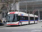 (269'020) - VBL Luzern - Nr. 416 - Hess/Hess Doppelgelenktrolleybus am 9. November 2024 beim Bahnhof Luzern