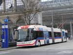 (269'025) - VBL Luzern - Nr. 238 - Hess/Hess Doppelgelenktrolleybus am 9. November 2024 beim Bahnhof Luzern