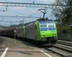BLS Re 485 020-2 mit Schwesterlok mit einem Gterzug bei der Durchfahrt in Langenthal am 22. April 2006