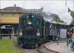 Brauereifest Feldschlösschen.

Der Sandwichzug mit E 2/2 8666 'Chnurrli' und E 3/3 8512 auf Pendelfahrt Rheinfelden-Feldschlösschen. April 2025.