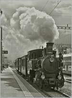 Die SBB Brünigbahnlok HG 3/3 1068 verlässt mit ihrem Extrazug Meiringen in Richtung Brünig Hasliberg. Die HG 3/3 1068 wurde von der SLM 1926 gebaut und war die letzte an die SBB gelieferte Dampflok.

23. Aug. 2025