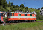 150 Jahre Tsstalbahn.

Die Swiss-Express-Lok Re 4/4 II 11141 muss an diesem Tag RBe 540 074 als Steuerwagenersatz untersttzen. Der etwas schrge Pendelzug rangiert in Bauma, um sich auf die Fahrt auf der eigentlichen Jubilarin zu begeben. September 2025.