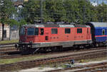 Oldtimeralarm in Singen. Re 4/4 11157 bringt den stark verspteten Nightjet als Dayjet nach Zrich. August 2024.