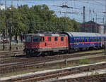 Oldtimeralarm in Singen. Re 4/4 11157 bringt den stark verspteten Nightjet als Dayjet nach Zrich. August 2024.