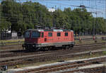 Re 4/4 II 11157 rangiert vor den Nightjet. Singen, August 2024.