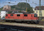 Re 4/4 II 11157 rangiert vor den Nightjet. Singen, August 2024.