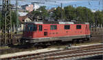 Re 4/4 II 11157 rangiert vor den Nightjet. Singen, August 2024.