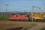 Aargauische Sdbahn.

Re 4/4 II 11334 mit einem Bauzug von Scheuchzer bei Boswil. November 2024.