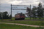 Auf der Schweizer Gäubahn.

Re 4/4 II 11299 unterwegs Richtung Oensingen. Oberbipp, Oktober 2024.