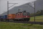 Auf der Schweizer Gubahn. 

Re 4/4 II 11240 ist mit einigen Containern ostwrts unterwegs. Oensingen, Oktober 2024.