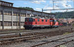Re 4/4 II 11158 bringt Ee 922 006 Richtung Bern. Burgdorf, Mai 2025.