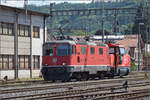 Re 4/4 II 11158 bringt Ee 922 006 Richtung Bern. Burgdorf, Mai 2025.