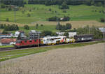 Re 4/4 II 11267 mit der Duolino 2 von Rhomberg-Sersa (40 85 9581 925-6 CH RSRM) und ihrem Materialwagen. Frick, August 2025.