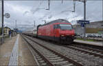 Ein IC mit Re 460 030 auf dem Weg nach Luzern. Brittnau-Wikon, August 2017.
