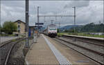 Im stark zur�ckgebauten Bahnhof Brittnau-Wiekon f�hrt ein IC nach Bern durch. Am Zugschluss schiebt Re 460 075 mit L�man 2030-Werbung. August 2017.