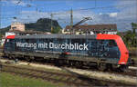 Re 482 012 'Wartung mit Durchblick' rangiert an ihren Gterzug. Singen, August 2024.