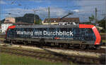 Re 482 012 'Wartung mit Durchblick' rangiert an ihren Güterzug. Singen, August 2024.