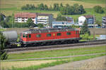 Re 6/6 11631 'Dulliken' mit Kesselwagen auf dem Weg, den unersttlichen Schweizer Energiedurst zu stillen. Frick, August 2025.