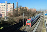 Die Strecke Uster - Wetzikon - Rüti ZH - Rapperswil: Von Zürich herkommend ist die Strecke bis Uster stark von der Bautätigkeit im zürcher Hinterland geprägt, erst nach Uster sind freie Landflächen dominant. In Nänikon-Greifensee durchfährt eine S9 (gestossen von der 450 075) die neue Siedlung. Der Zug hat in Uster begonnen und fährt nun über Zürich und Bülach nach Schaffhausen. 5.März 2025 
