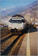 Die SBB Re 460 021-9 'Kambly' beim Halt mit ihrem Schnellzug 1702 welcher auf dem Weg von Delémont nach Brig ist. 

Analogbild vom März 1998