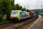 Die BLS Cargo 502, Re 486 502-8/E 486 502 SF  The Alpinists in Europa  (91 85 4486 502-8CH-BLSC) fährt am 07 Juli 2025 mit einem HUPAC KLV-Zug durch Kirchen (Sieg) in Richtung Köln.

Nochmals einen lieben Gruß an den netten Lokführer zurück.

Die TRAXX F140 MS wurde 2008 von Bombardier in Kassel unter der Fabriknummer 34401 gebaut und an die BLS Cargo AG (Bern) geliefert. Die Loks sind nur für die Schweiz, Deutschland, Österreich und Italien zugelassen.

Der Erfolg im Güterverkehr veranlasste die BLS zehn weitere TRAXX zu bestellen im Gegensatz zur ersten Serie TRAXX F140 AC1 mit der Bezeichnung Re 485 001 bis 485 020, die nur unter Wechselstrom fahren können, können die TRAXX F140 MS Re 486 501 bis 486 510 auch unter 3.000 Volt Gleichstrom eingesetzt werden. Bombardier hatte seit der ersten Lieferung Verbesserungen vorgenommen. Dabei wurde der Lokomotivkasten optimiert und die Traktionsausrüstung mit moderneren Komponenten versehen. Eine Nachbeschaffung wäre noch möglich gewesen, hätte aber dazu geführt, dass die Lokomotiven nicht auf dem neuesten Stand waren und nicht unter der Gleichstromfahrleitung eingesetzt werden konnten. Die eingebauten Zugbeeinflussungssysteme erlauben den Einsatz in Deutschland, Österreich, der Schweiz und Italien (DACHI). Anfänglich waren die Lokomotiven in der Schweiz nur für den Einsatz auf Strecken mit konventioneller Zugbeinflussung und nicht auf ETCS Level 2 Strecken zugelassen. Die Re 486 können unter sich und mit den Re 485 und Lokomotiven der Baureihe 185/186 in Vielfachsteuerung eingesetzt werden. Mittlerweile nach Umbauten durch die BLS, können die Loks nun auch mit Re 465, sowie mit Siemens Vectron der BR 193 bzw. Re 475 in Mehrfachtraktion gefahren werden.

TECHNISCHE DATEN:
Spurweite: 1.435 mm (Normalspur)
Achsformel: Bo’Bo’
Länge über Puffer: 18.900 mm
Höhe: 4.385 mm
Breite: 2.978 mm
Drehzapfenabstand: 10.400 mm
Achsabstand im Drehgestell: 2.600 mm
Dienstmasse: 85 t
Höchstgeschwindigkeit:  140 km/h
Dauerleistung: 5.600 kW
Dauerzugkraft: 300 kN
Treibraddurchmesser: 1.250 mm
Stromsysteme: 15 kV 16,7 Hz, 25 kV 50 Hz Wechselstrom sowie 3 kV und 1,5 kV Gleichstrom
Antrieb: Tatzlager