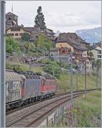 Erneut mit zwei Re 6/6 bespannt ist zwischen Rivaz und St-Saphorin ein SBB Cargo Güterzug in Richtung Wallis unterwegs. An der Zugsspitze führt die rote SBB Re 6/6 11630 (Re 620 91 85 4 620 030-7 CH SBBC)  Herzogenbuchsee den Zug und dahinter hilft die Re 6/6 11624  Rothrist . Die Re 676 11630 hatte ich bereits am Vormittag mit dem Kesselwagenzug fotografieret. 16. Mai 2025