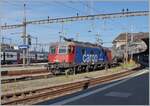 Die SBB Re 6/6 11668 (Re 620 068-7)  Stein Säckingen  hat in Lausanne die Blockdistanz zum vorausfahrenden IR 90 abgewartet und setzt sich nun mit ihrem schweren Kesselwagenzug in Bewegung. 

22. August 2024
